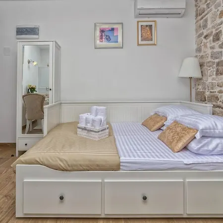 Apartment Nono And Nona In Diocletians Palace