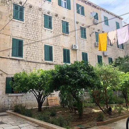 Daire Nono And Nona In Diocletians Palace *