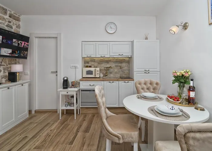 Nono And Nona In Diocletians Palace